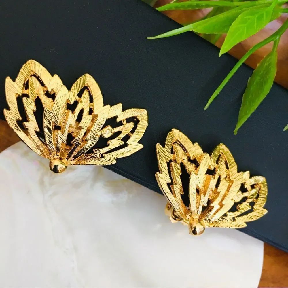 Vintage Leaf Earrings Textured Clip On Brushed Gold 4299
